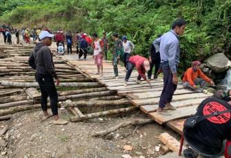 Jembatan kayu di perbatasan 