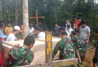 Bantu pemakaman warga di perbatasan 