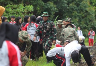 Karya bakti bersama pelajar di perbatasan 