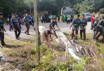 Karya bakti bersihkan lingkungan 