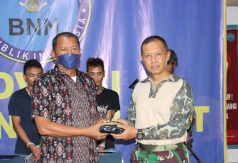 Dansatgas 645/Gty Letkol Inf Hudallah saat menyerahkan barang bukti narkotika ke BNN