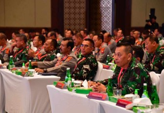 Pangkolinlamil Laksda TNI Yayan Sofiyan saat mengikuti Rapim TNI-POLRI 