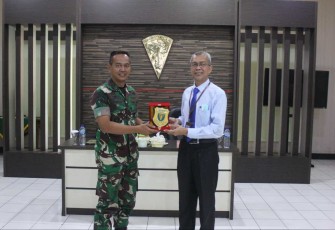 Danmenarmed 2 Kostrad Kolonel Arm Joko Setiyo Kurniawan saat memberikan cenderamata 