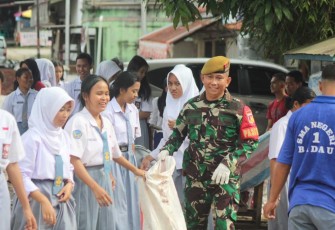 Karya bakti bersama pelajar di perbatasan 