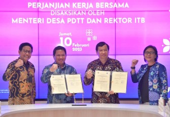 Menteri Desa, PDT, dan Transmigrasi Abdul Halim Iskandar (kiri) dan Rektor ITB Reini Wirahadikusumah (kanan) menyaksikan penandatanganan Perjanjian Kerja Bersama oleh Kepala BPI Kemendes PDTT Ivanovich Agusta (kedua kiri) dan Wakil Rektor ITB Bidang Riset dan Inovasi I Gede Wenten di Gedung Rektorat ITB, Bandung, Jawa Barat, Jumat (10/2/2023)