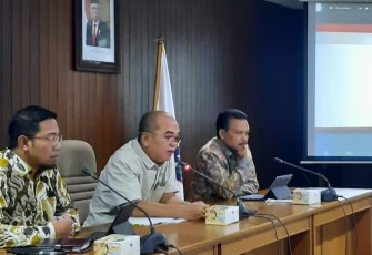 Direktur SUPD I Edison Siagian saat pimpin rapat Evaluasi Ranperda Rencana Tata Ruang Wilayah Provinsi Bali dan Banten