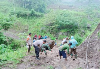 Karya bakti bersihkan material longsor bersama masyarakat 