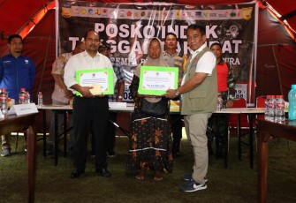 Penyerahan bantuan untuk korban bencana gempa bumi di Kota Jayapura 
