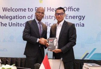 Menteri Energi Tanzania January Makamba bersama Dirut PLN Darmawan Prasodjo 