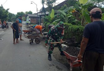 Karya bakti bersihkan selokan air desa binaan 
