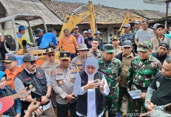 Kapolda Jatim Irjen Pol Toni Harmanto saat meninjau lokasi banjir