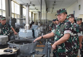 Dankoharmatau Marsda TNI Bambang Triono saat mengunjungi Depohar 30