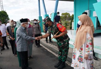 Danrem 023 KS Kolonel Inf Dodi Triwinarto saat menyambut kedatangan Wapres RI KH Ma'aruf Amin 