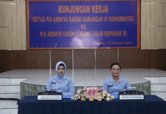 Ketua PIA AG Gab III Koharmatau Ny Yuyun Bambang Triono saat mengunjungi PIA AG Cab 3/ G III Depohar 30 Malang, Selasa (14/2)