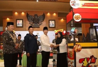 Bupati Trenggalek, Mochamad Nur Arifin, serahkan bantuan paket usaha Z chicken dari Basnas pusat secara simbolis di Pendapa Manggala Praja Nugraha, Rabu (15/2/2023) (Foto: Hardi Rangga klikwata.com).