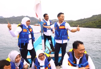 Bupati Trenggalek, Mochamad Nur Arifin saat mendampingi, Gubernur Jawa Timur, Khofifah Indar Parawansa, kunjungan di Pesisir Selatan Kabupaten Trenggalek, Jum'at (17/2/2023) (Foto: Hardi Rangga klikwarta.com)