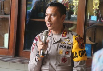 Kapolres Karanganyar AKBP Jerrold H.Y Kumontoy saat kegiatan Jumat Curhat bersama kepala sekolah, para guru dan wali murid di SD Negeri 1 Papahan, Tasikmadu, Kabupaten Karanganyar, Jumat (17/2/23) pagi.