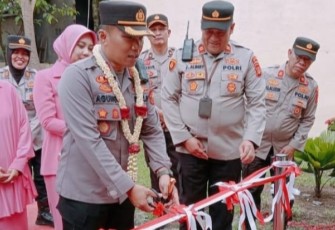 Pemotongan pita tanda peresmian Command Center Wira Satria Wicaksana.