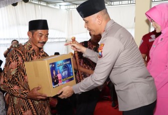 Kapolres Tulungagung saat Berikan Sedekah Kepada Pengurus Jenazah Se Kecamatan Pucanglaban