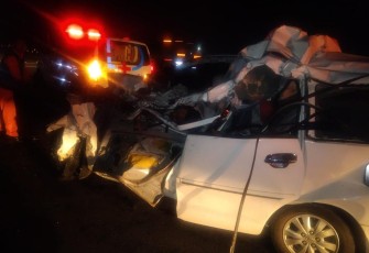 Kondisi mobil Innova  AA 9330 FK ringsek setelah menabrak truk tronton di ruas jalan Tol Solo - Kertosono, Kilometer 512.800 Jalur B, wilayah Karangturi, Gondangrejo, Karanganyar, Sabtu (25/2/2023) dini hari. Foto : Istimewa.