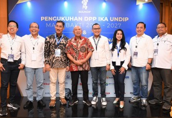 MenKopUKM saat pengukuhan pengurus IKA UNDIP
