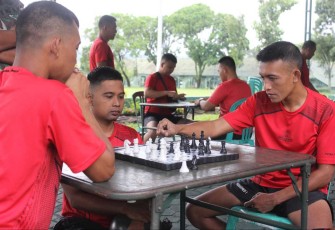 Meriahkan HUT Kostrad Ke-62 melalui lomba catur antar peleton prajurit Menarmed 2 Kostrad 