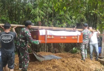 Bantu pemakaman warga perbatasan 