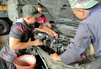 Perawatan kendaraan dinas Menarmed 2 Kostrad 