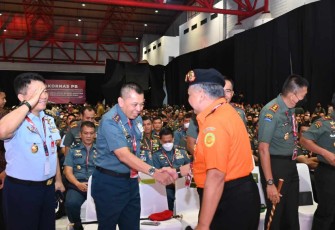 Pangkolinlamil Laksda TNI Yayan Sofiyan saat mengikuti rakornas BNPB 
