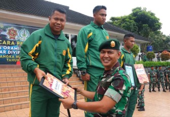 Danmenarmed 2 Kostrad Kolonel Arm Joko Setiyo Kurniawan saat memberikan apresiasi prajurit berprestasi 