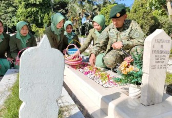 Danmenarmed 2 Kostrad Kolonel Arm Joko Setiyo Kurniawan saat ziarah dan tabur bunga