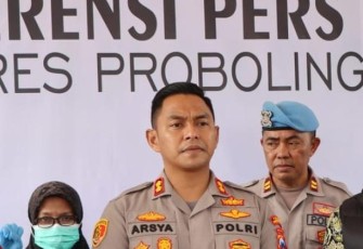 Kapolres Probolinggo AKBP Teuku Arsya Khadafi saat memberikan keterangan pers