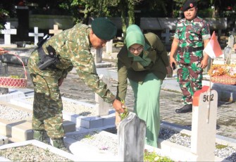 Kasdivif 2 Kostrad Brigjen TNI Primadi Saiful Sulun ziarah di TMP Untung Suropati Malang 