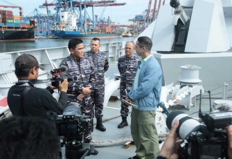 Pangkolinlamil Laksda TNI Yayan Sofiyan dampingi Kasal dalam konferensi pers 