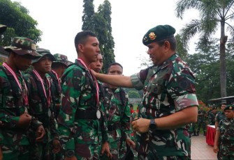 Pangdiv 2 Kostrad Mayjen TNI Safrial memberikan motivasi prajuritnya 