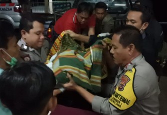 Anggota Polsek Leuwiliang saat evakuasi jenazah tergantung di kontrakan