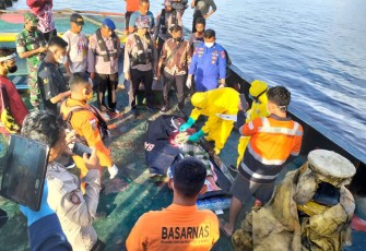 Evakuasi jenazah di TB.VIKING LAUT