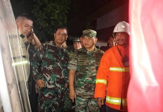 Pangdam Jaya Mayjen TNI Untung Budiharto bersama Kasad tinjau lokasi kebakaran depo Pertamina Plumpang 