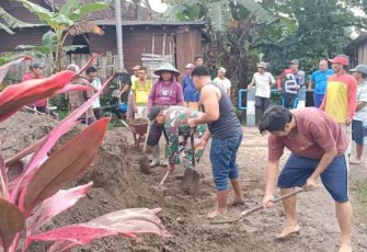 Gotong royong bersama warga binaan perbaiki jalan desa 