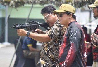 Latihan menembak Yonarmed 11 Kostrad 