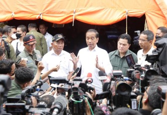 Presiden Joko Widodo (tengah) didampingi Kepala BNPB Letjen TNI Suharyanto (kiri), Menko PMK Muhadjir Effendy (dua kiri), Menteri BUMN Erick Thohir (dua kanan) dan Pj.Gubernur DKI Jakarta Heru Budi Hartono (kanan) menyampaikan keterangan pers usai meninjau lokasi dan pengungsian warga terdampak peristiwa kebakaran Depo Pertamina Plumpang, Jakarta Utara, Kamis (5/4).