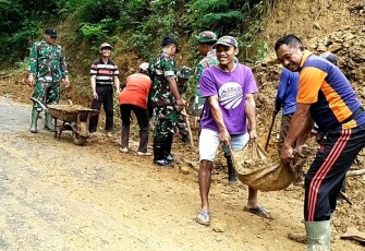 Pembersihan material longsor di wilayah desa binaan 