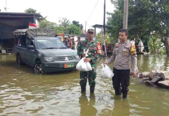 Pembagian makanan siap saji untuk warga terdampak banjir