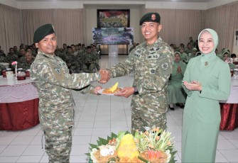 Danmenarmed 2 Kostrad Kolonel Arm Joko Setiyo Kurniawan saat memberikan nasi tumpeng prajurit 