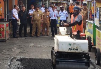 Kadis PUPR Pemkot Batu Alfi Nurhidayat, S.T., M.T bersama Pj. Wali Kota Batu Aries Agung Paewai, saat tengah turun langsung ke lapangan untuk memperbaiki dan membenahi jalanan yang berlubang di Jalan Kartini.
