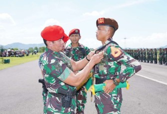 Danjen Kopassus Mayjen TNI Iwan Setiawan menyematkan wing para taruna akmil