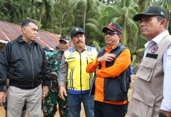 Kepala BNPB Letjen TNI Suharyanto (dua kanan) saat meninjau lokasi terdampak banjir bandang dan tanah longsor di Kampung Genteng, Desa Pangkalan, Kecamatan Serasan, Kabupaten Natuna, Kepulauan Riau, Rabu (8/3). Dalam peninjauan lapangan itu, Kepala BNPB mengintruksikan agar proses pencarian warga yang hilang menjadi prioritas utama.