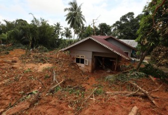 Kondisi setelah terjadi tanah longsor di Kampung Genteng, Desa Pangkalan, Kecamatan Serasan, Kabupaten Natuna, Kepulauan Riau, Rabu (8/3). BPBD Kabupaten Natuna menyebut lebih dari 27 rumah tertimbun material longsoran yang terjadi pada Senin (6/3).