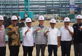 Menteri Bahlil saat mengunjungi PT Lotte Petrochemical Indonesia