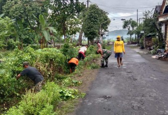 Bersihkan selokan wilayah desa binaan 
